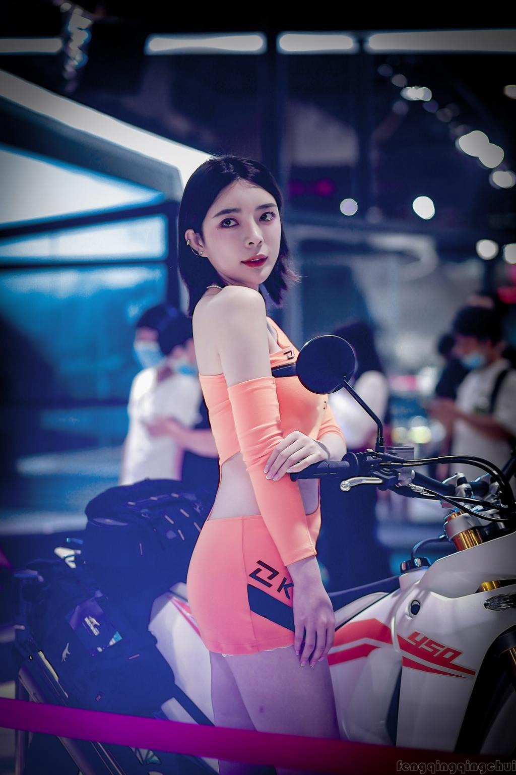前凸后翘美女车模性感火辣私拍