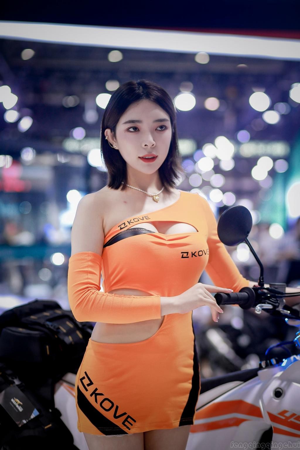 前凸后翘美女车模性感火辣私拍