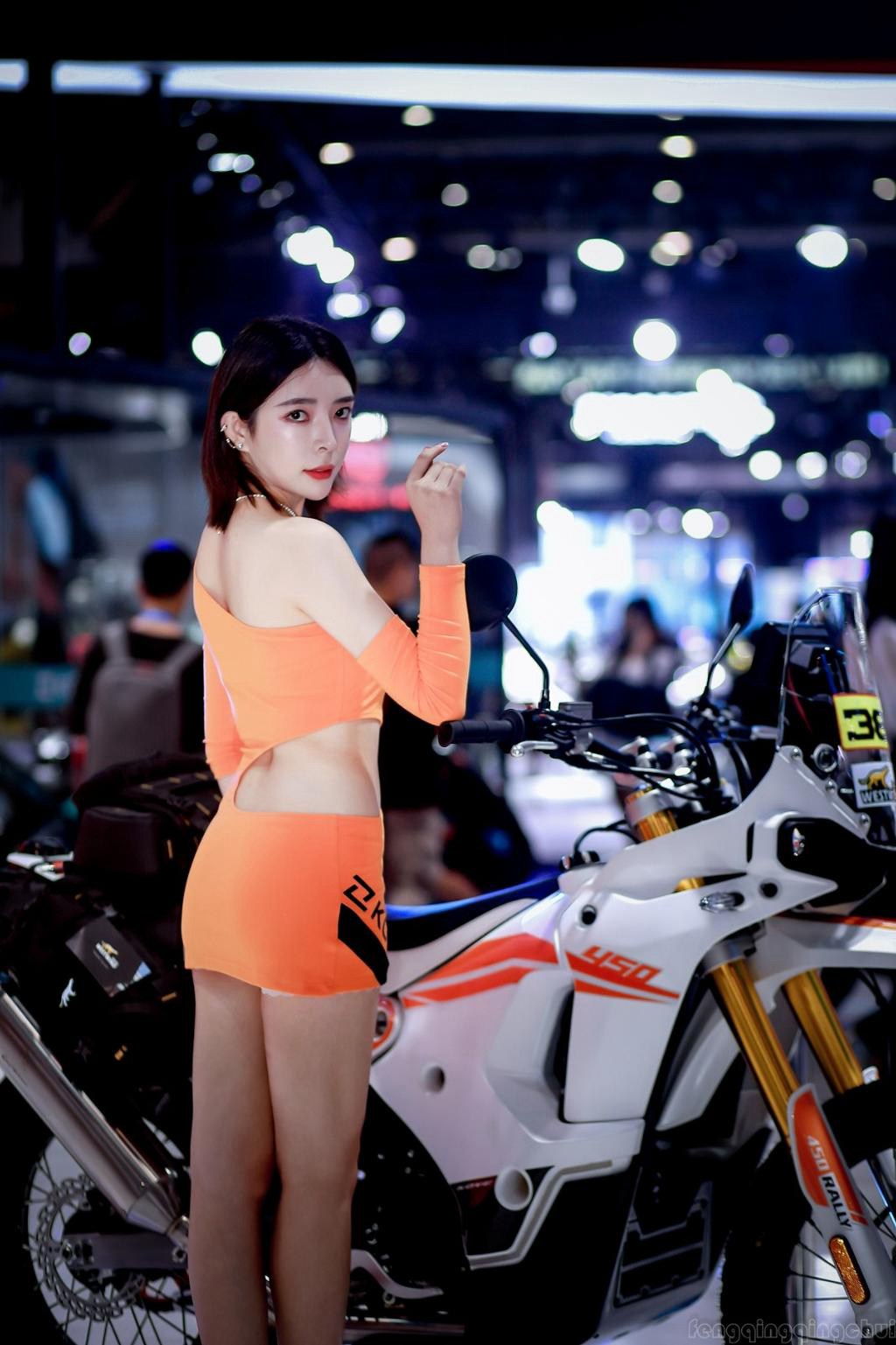 前凸后翘美女车模性感火辣私拍