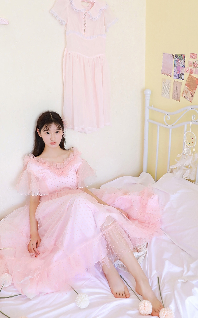 粉嫩小女生光滑牛奶肌室内写真
