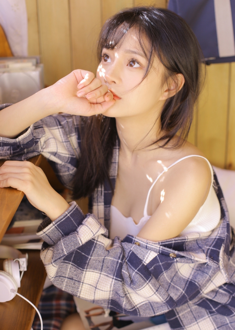 高挑美女白丝美腿室内个人写真