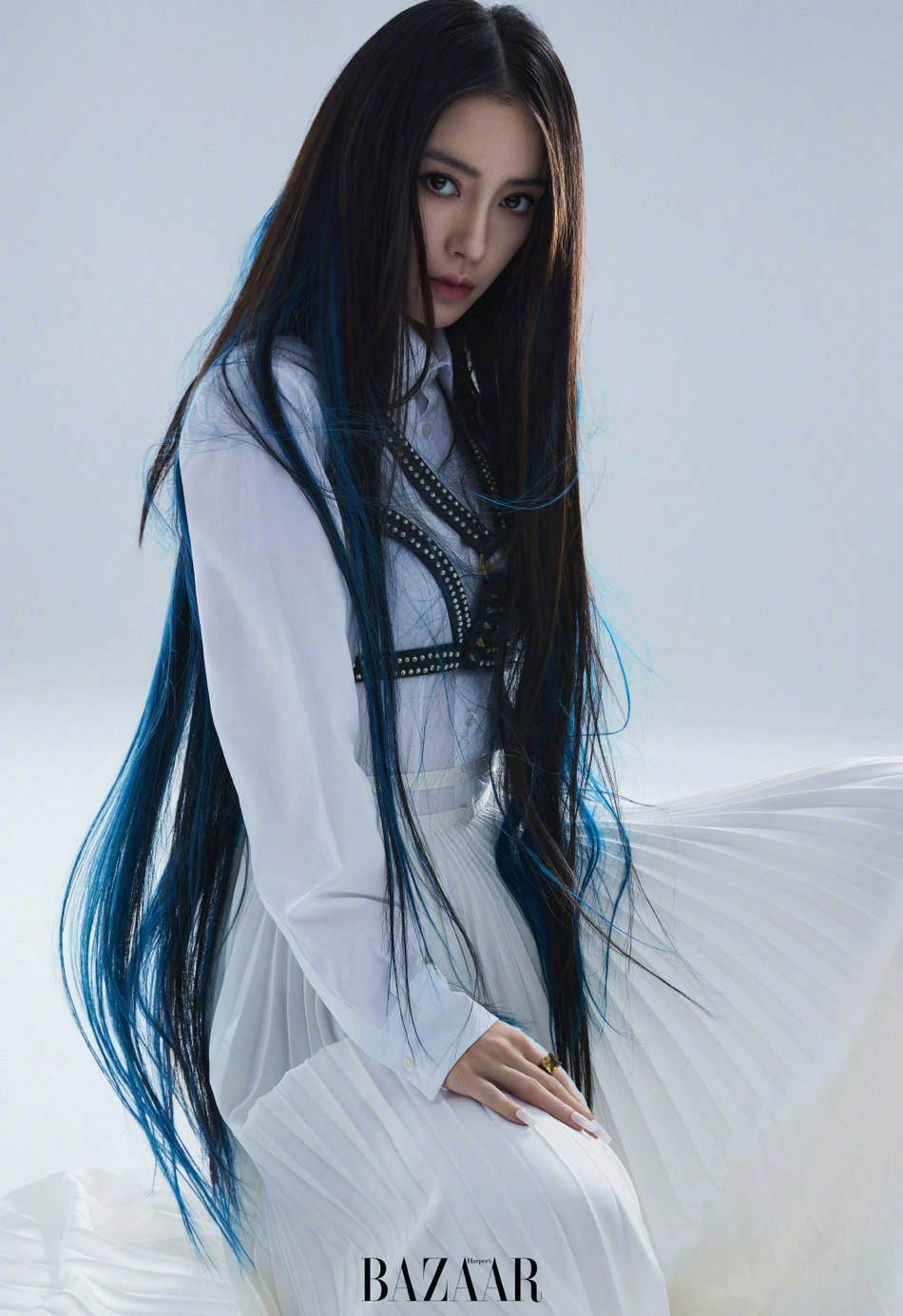 杨颖蓝色挑染长发又飒又美写真