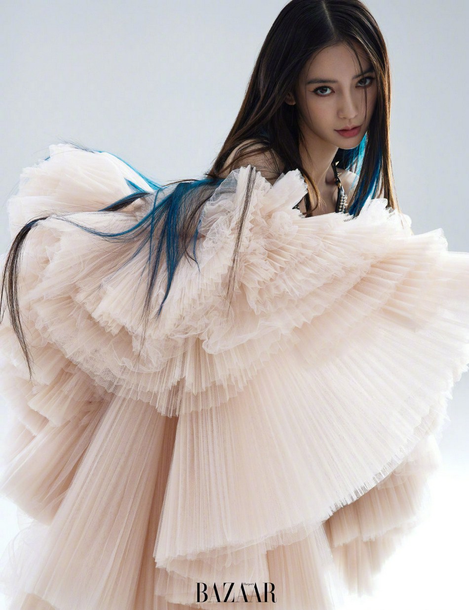 杨颖蓝色挑染长发又飒又美写真