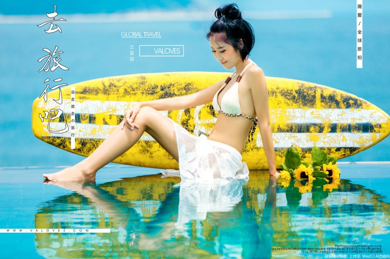 比基尼泳衣美女傲人事业线私拍