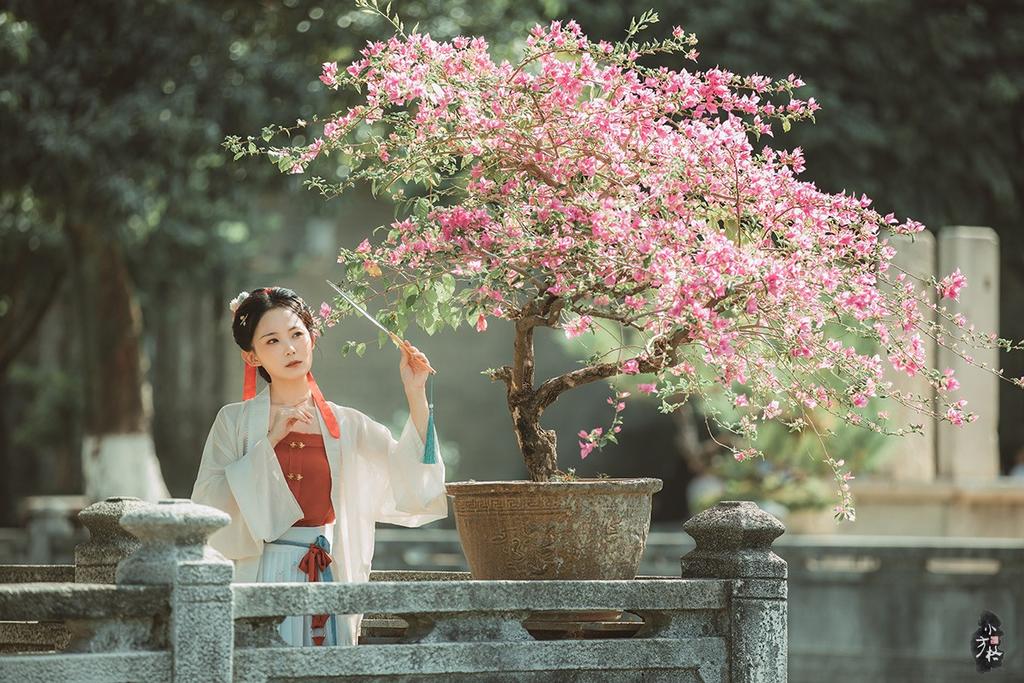 古装美女面若桃花身似扶柳图片