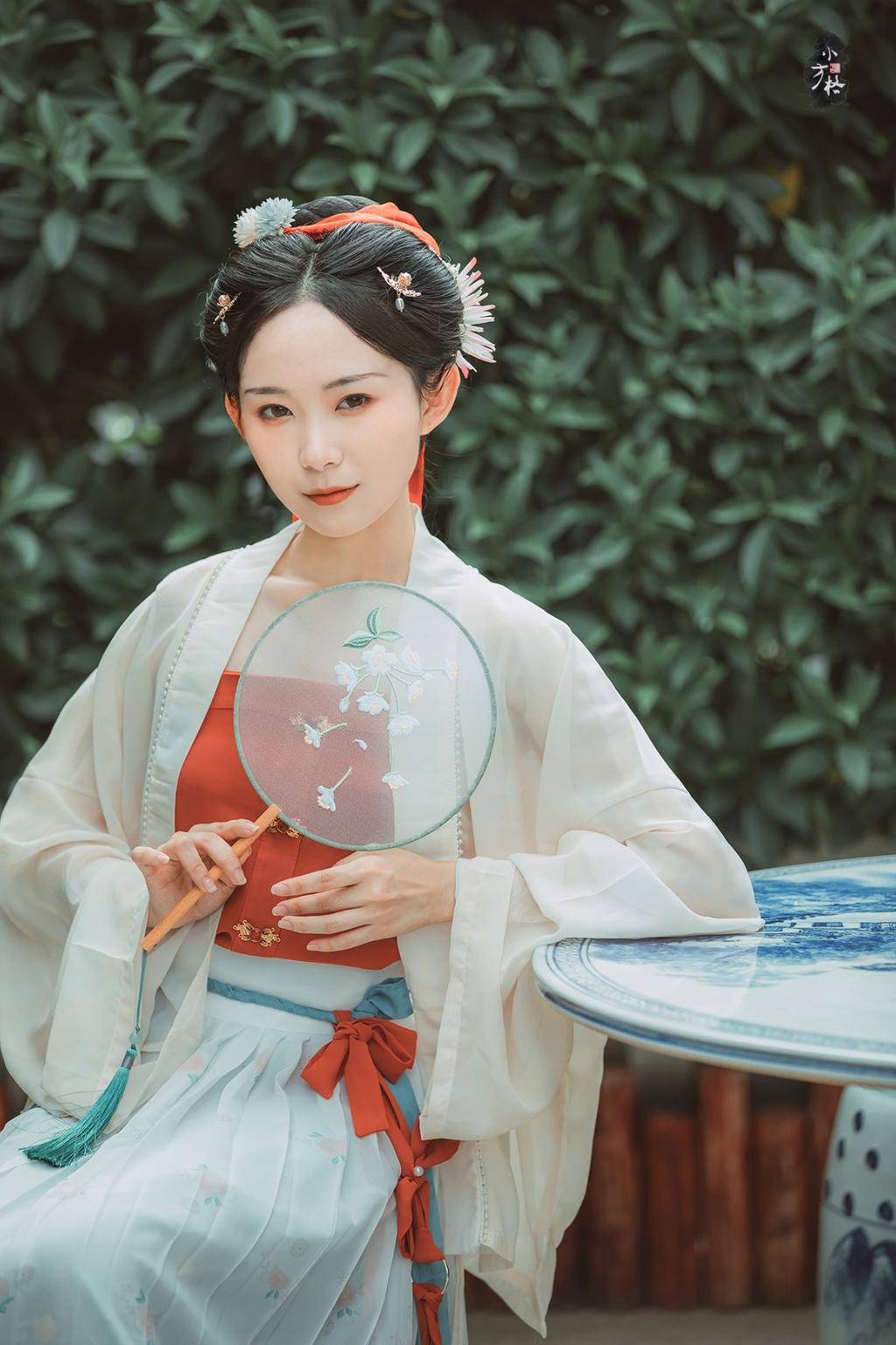 古装美女面若桃花身似扶柳图片