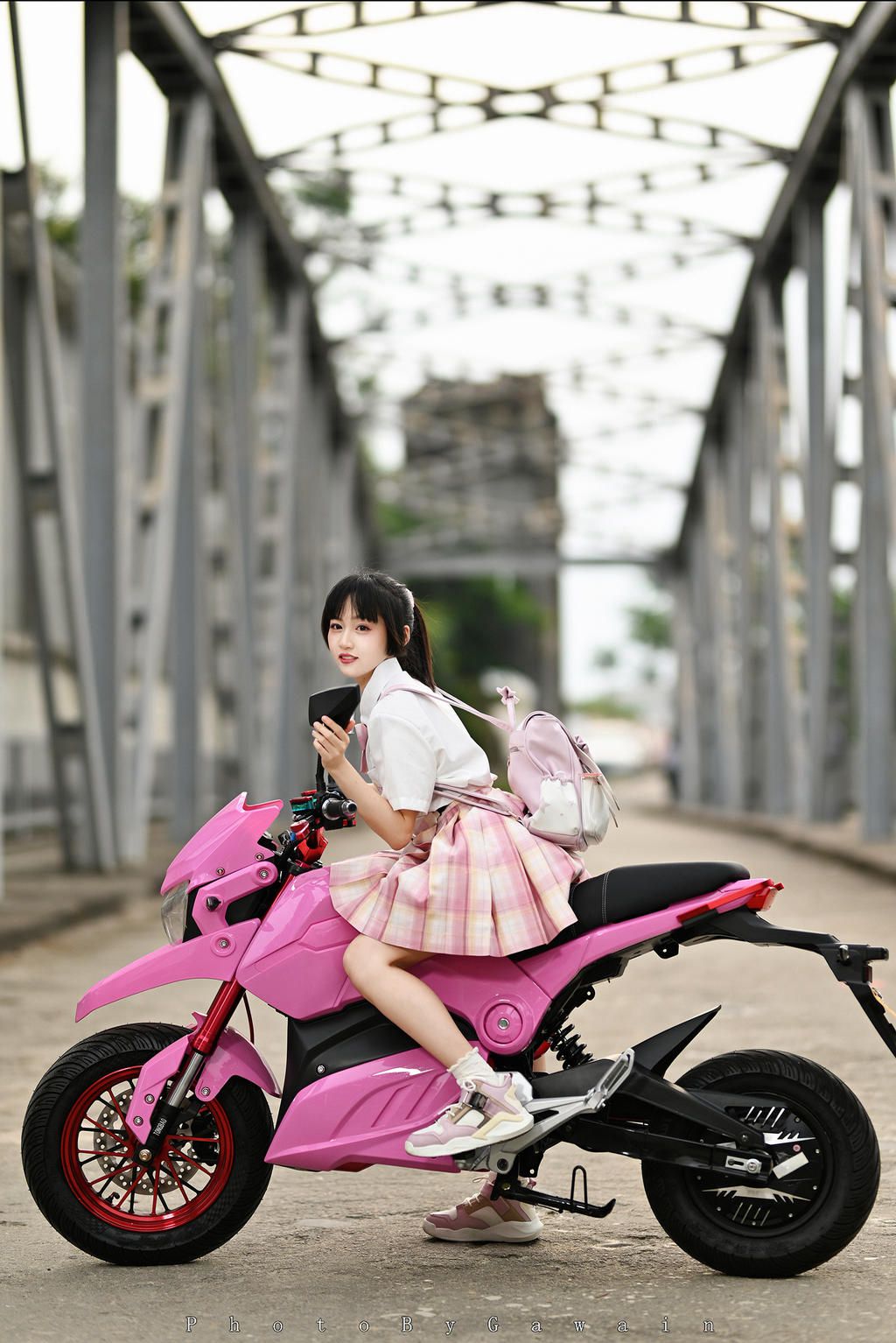 穿制服开机车的美女学生妹写真