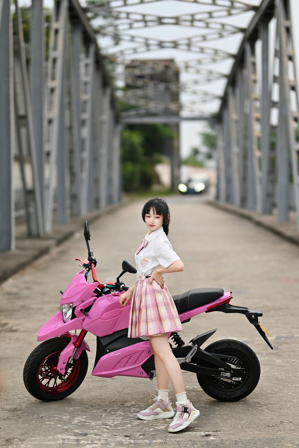 穿制服开机车的美女学生妹写真