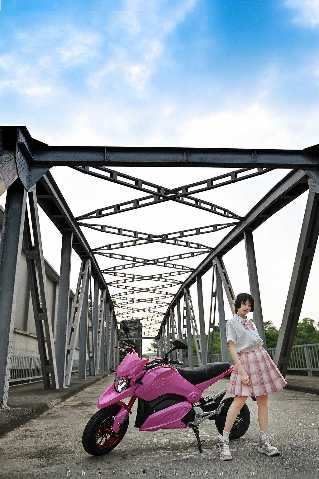 穿制服开机车的美女学生妹写真
