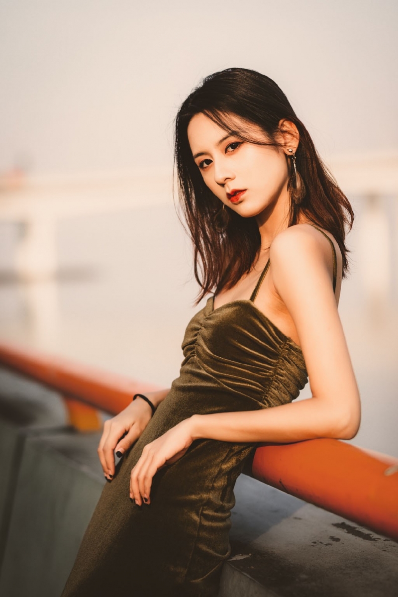 吊带裙小姐姐精致侧颜户外写真