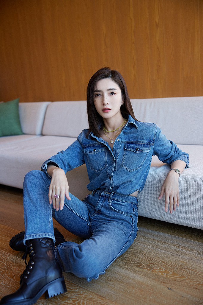 江疏影牛仔套装又美又飒写真美照