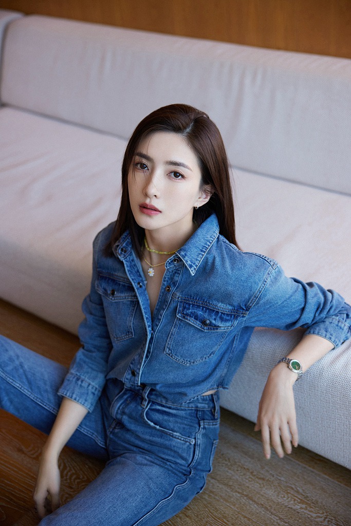 江疏影牛仔套装又美又飒写真美照