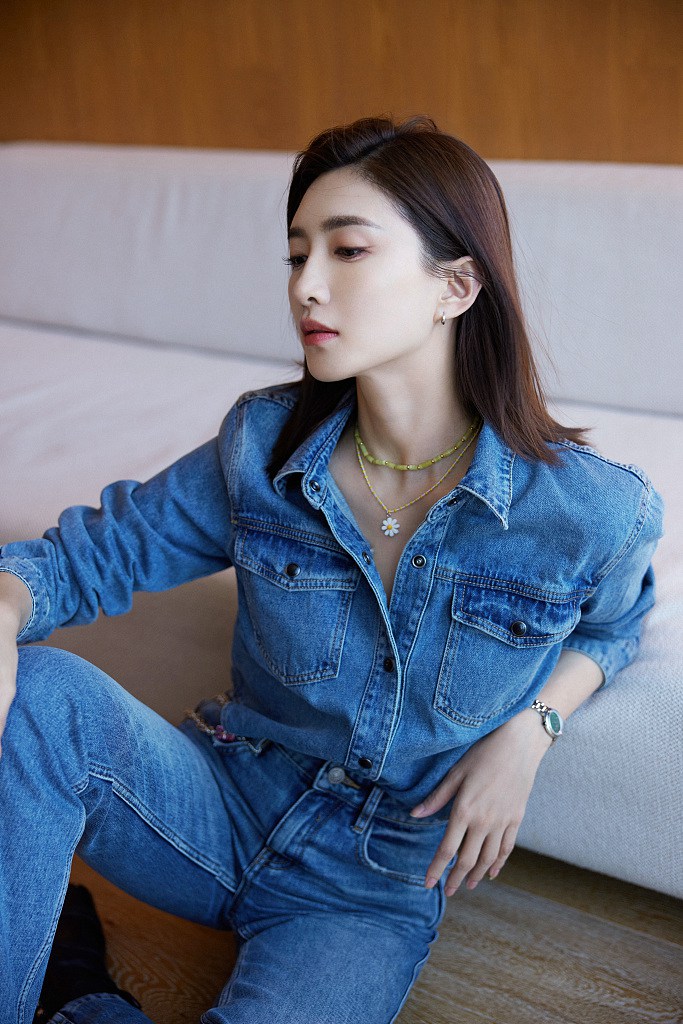 江疏影牛仔套装又美又飒写真美照