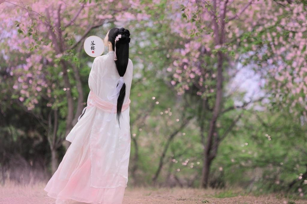 古装美女樱花树下唯美浪漫写真