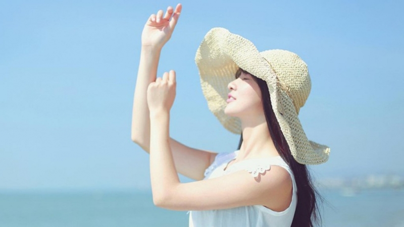 海边美女长发飘飘唯美动人写真