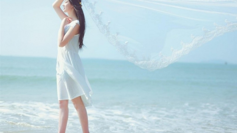 海边美女长发飘飘唯美动人写真