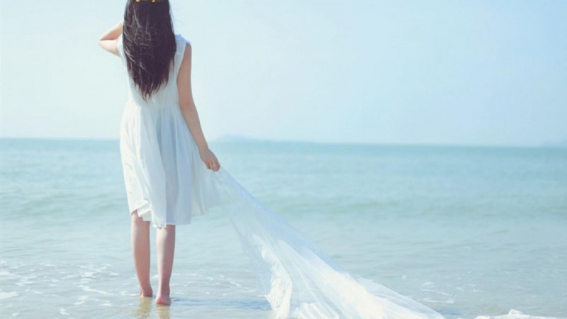 海边美女长发飘飘唯美动人写真