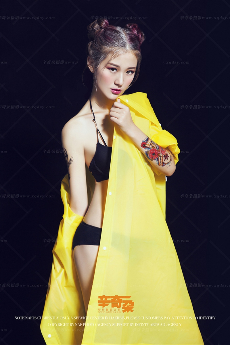 性感美女吊带内衣前凸后翘辣图