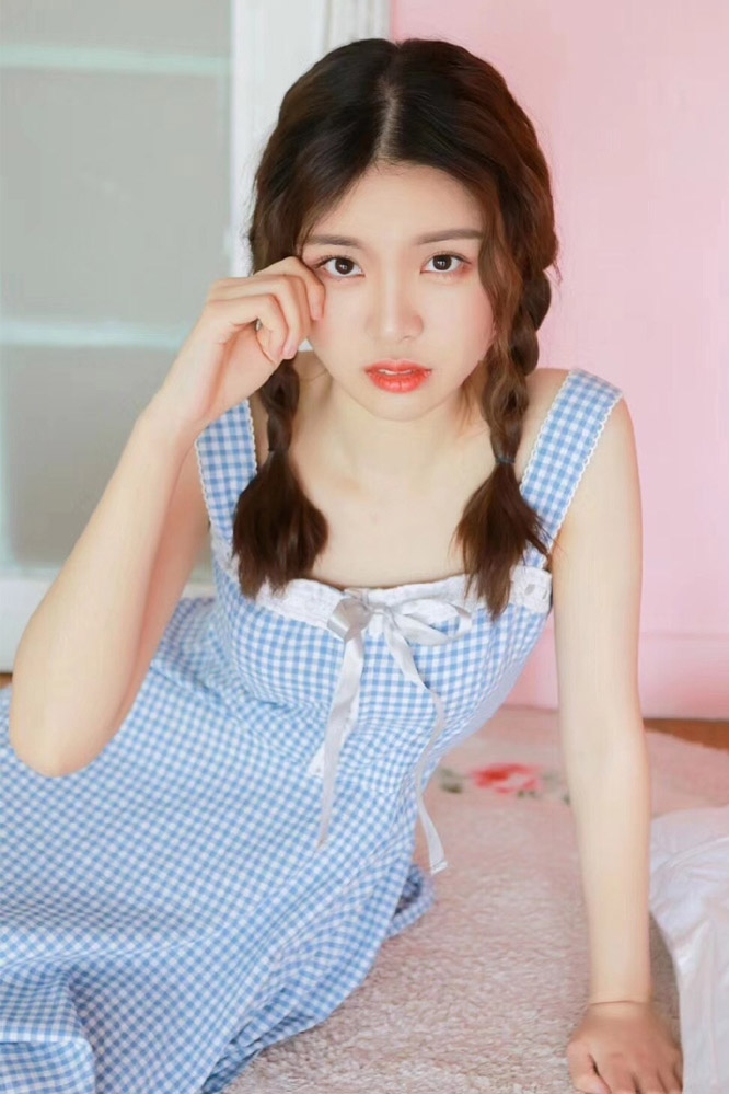 麻花辫美少女白丝美腿私房写真