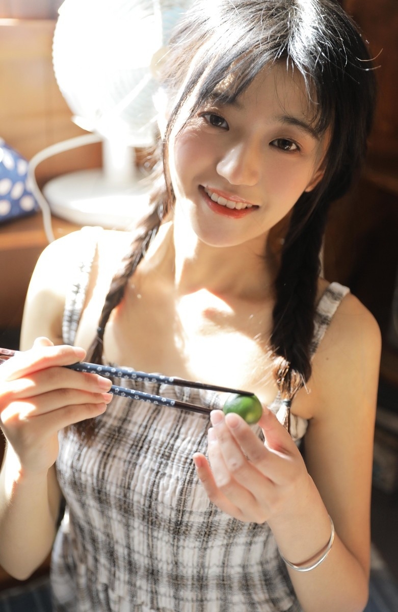 麻花辫美女吊带格子裙私房写真