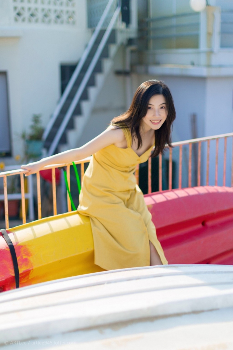 长发美眉吊带长裙白嫩肌肤写真