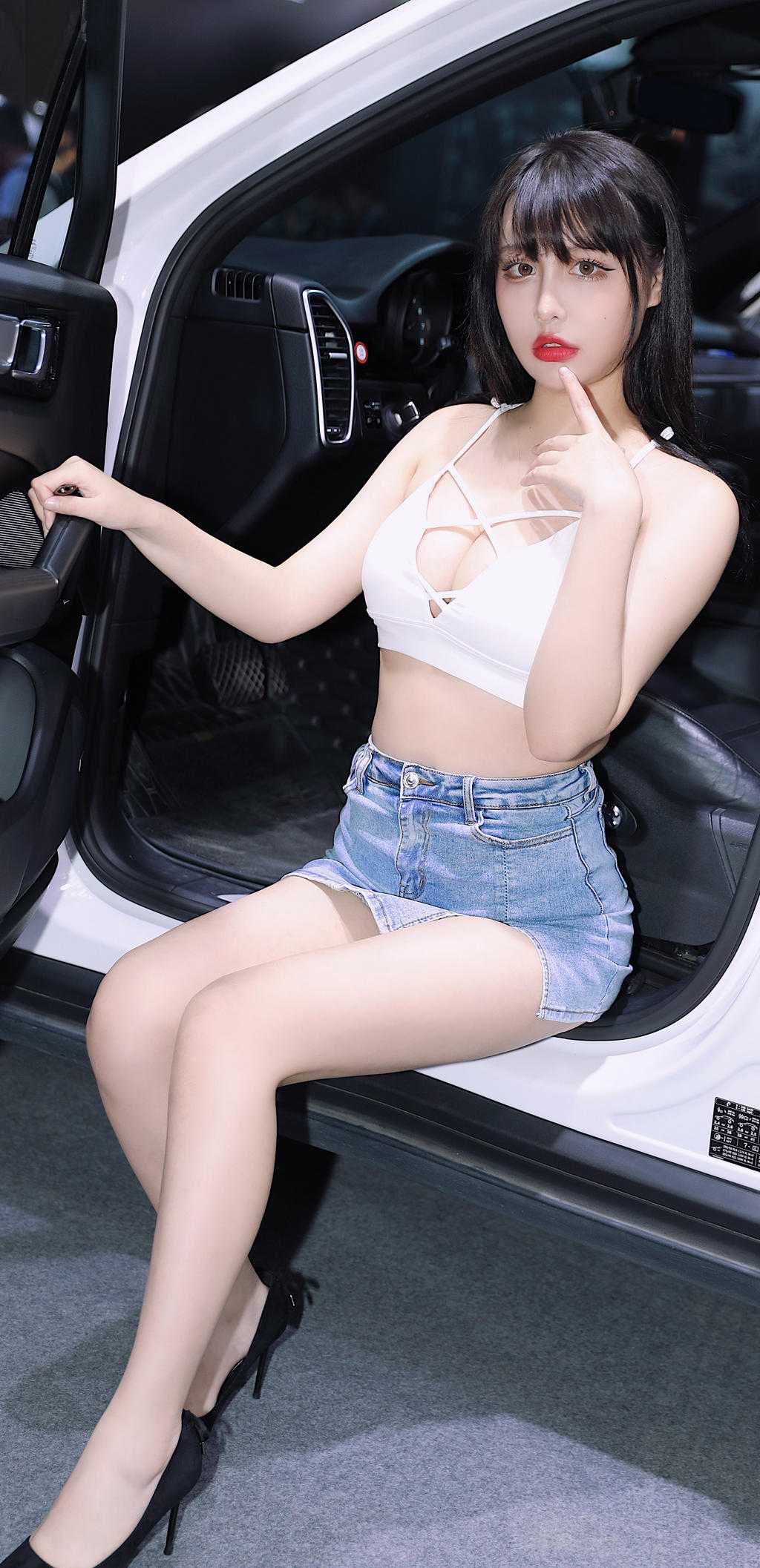 性感美女车模露脐装超短裙私拍