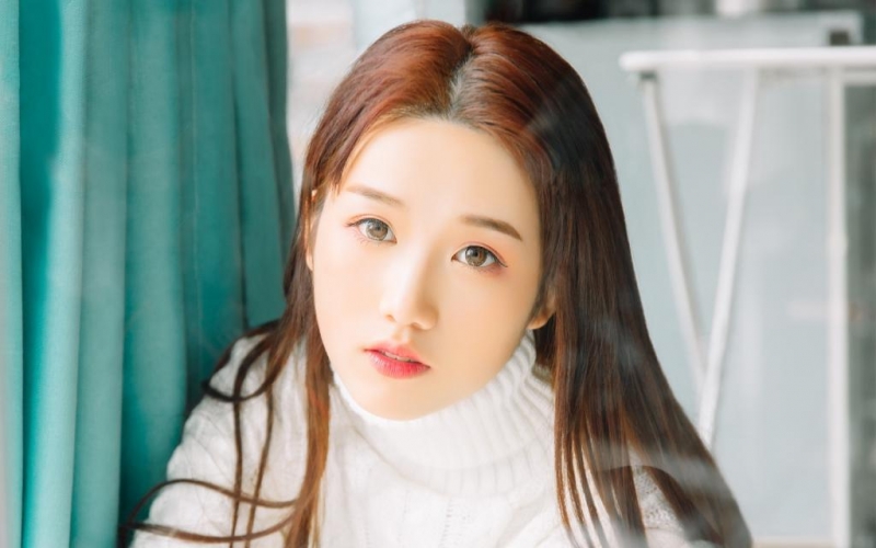 长发美女漂亮脸蛋白里透红图片