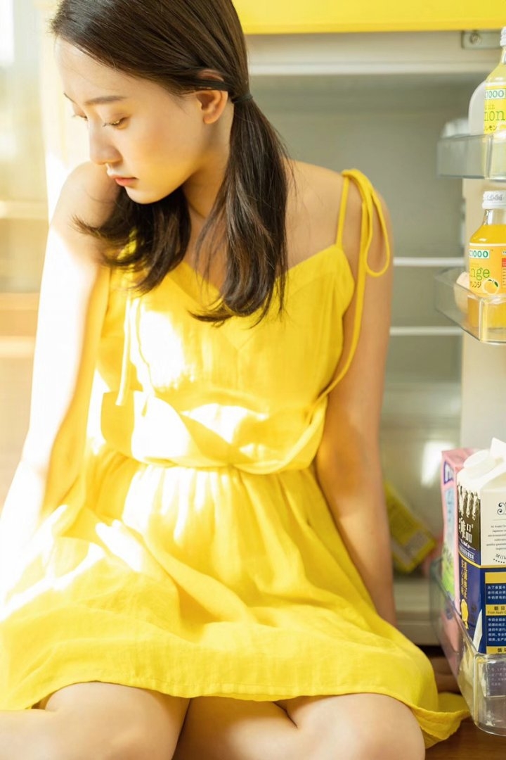 阳光下的双马尾萌妹子私房写真
