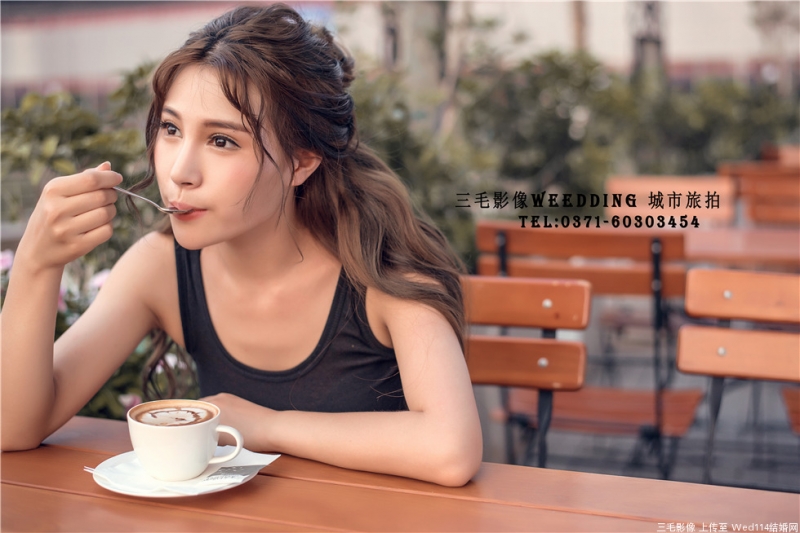 性感美女露脐装超短裤街拍美图