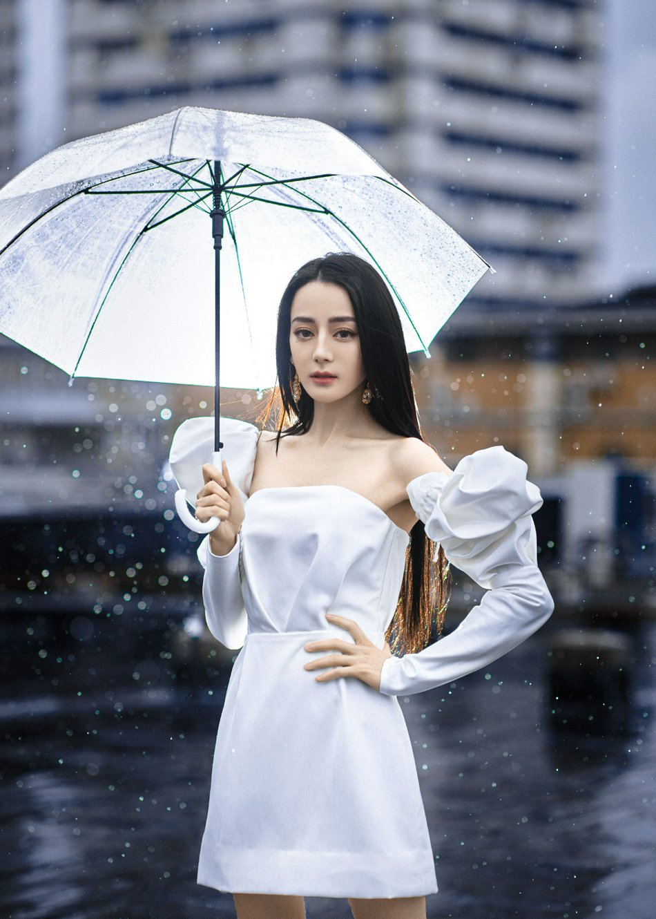 迪丽热巴撑伞漫步雨中优雅迷人