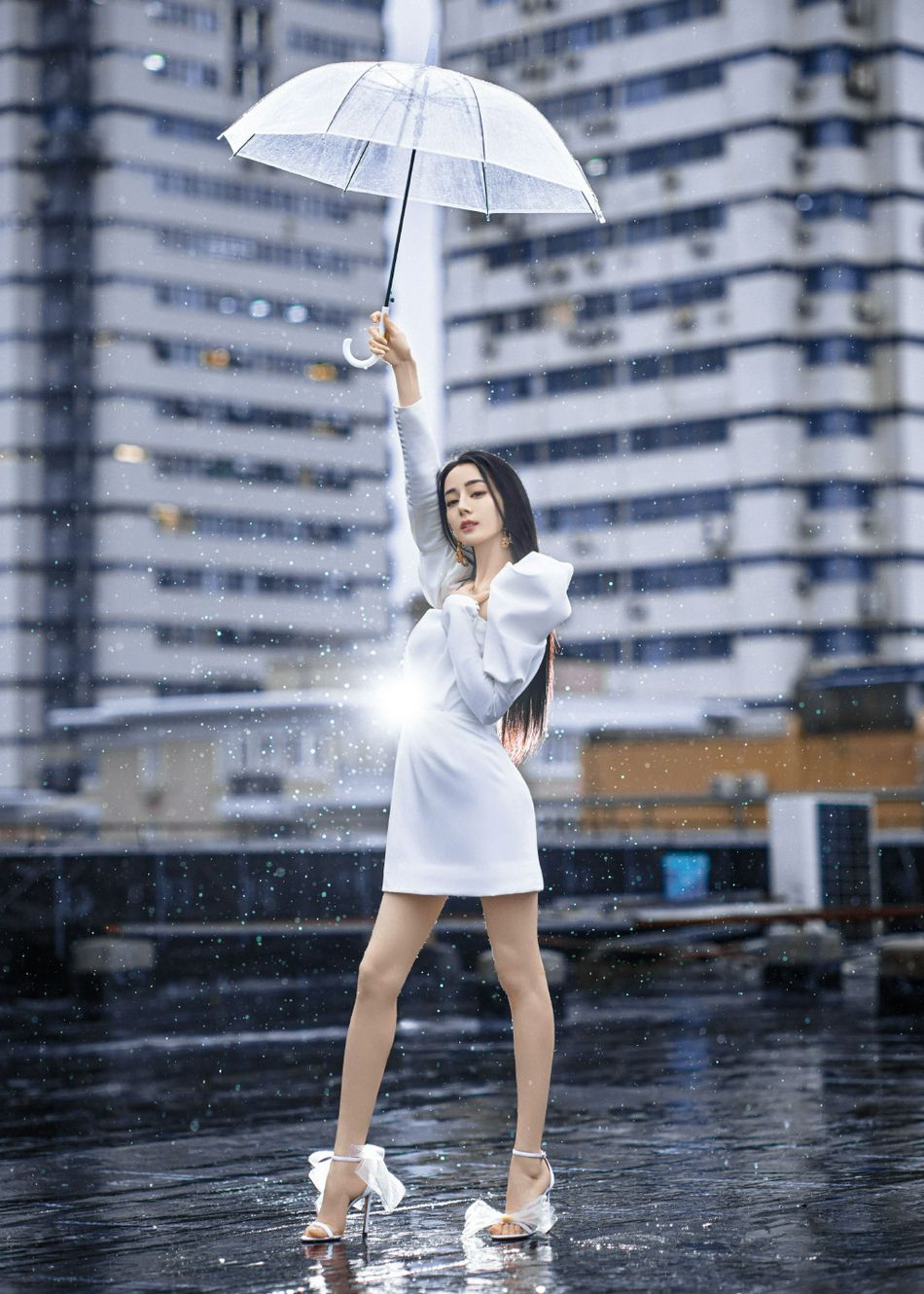 迪丽热巴撑伞漫步雨中优雅迷人