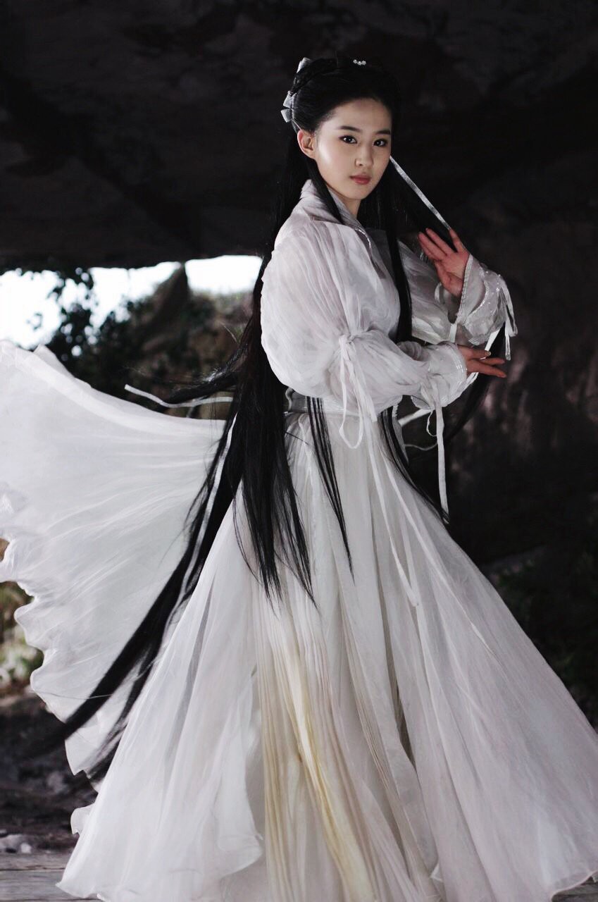 刘亦菲小龙女白衣舞剑旧照唯美仙气