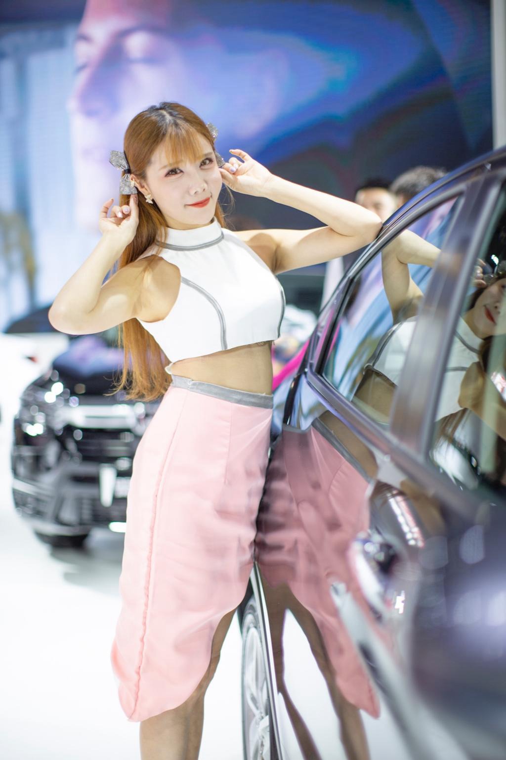 金发美女车模细腰美腿车展私拍