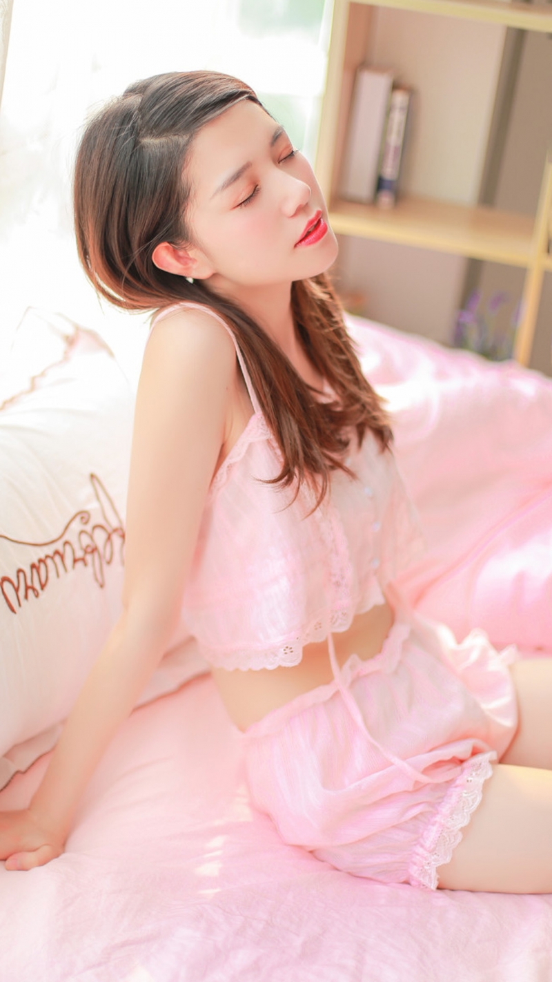 白皙通透小女生小蛮腰大长腿私房照