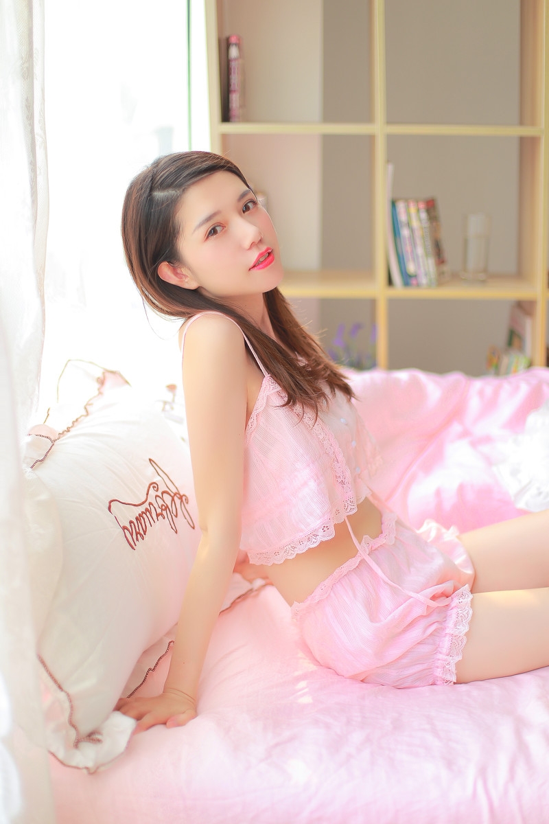 白皙通透小女生小蛮腰大长腿私房照