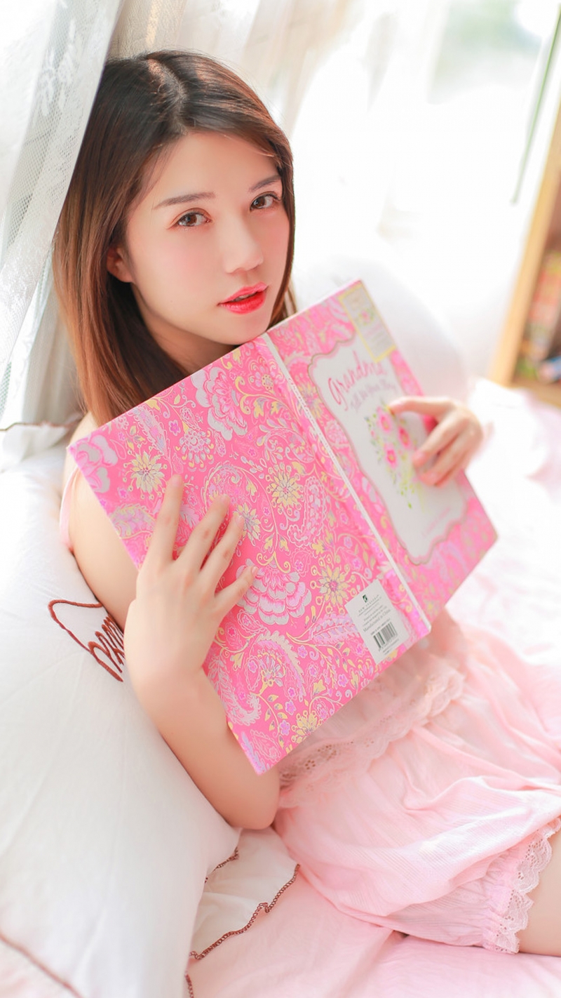 白皙通透小女生小蛮腰大长腿私房照
