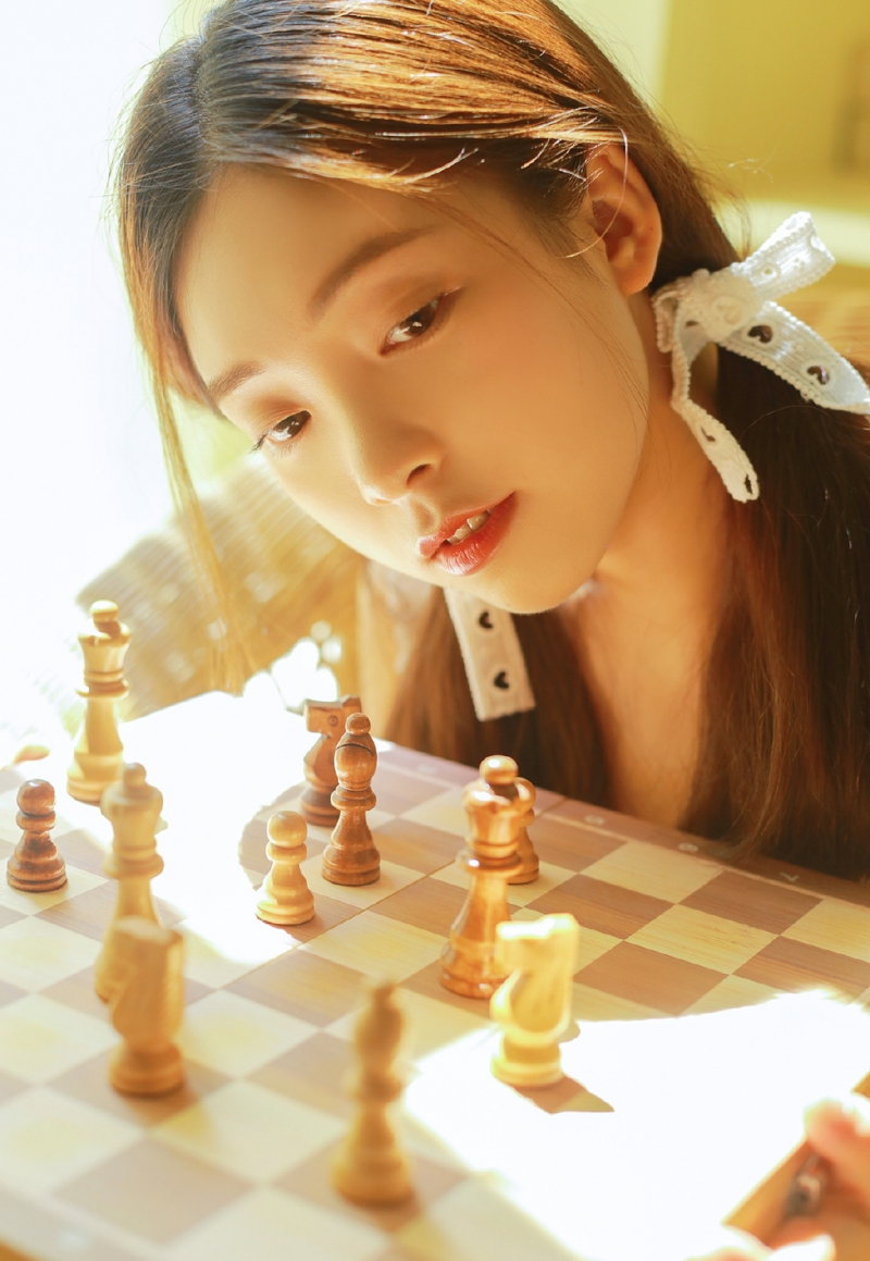 阳光下的美女萝莉白丝美腿图片