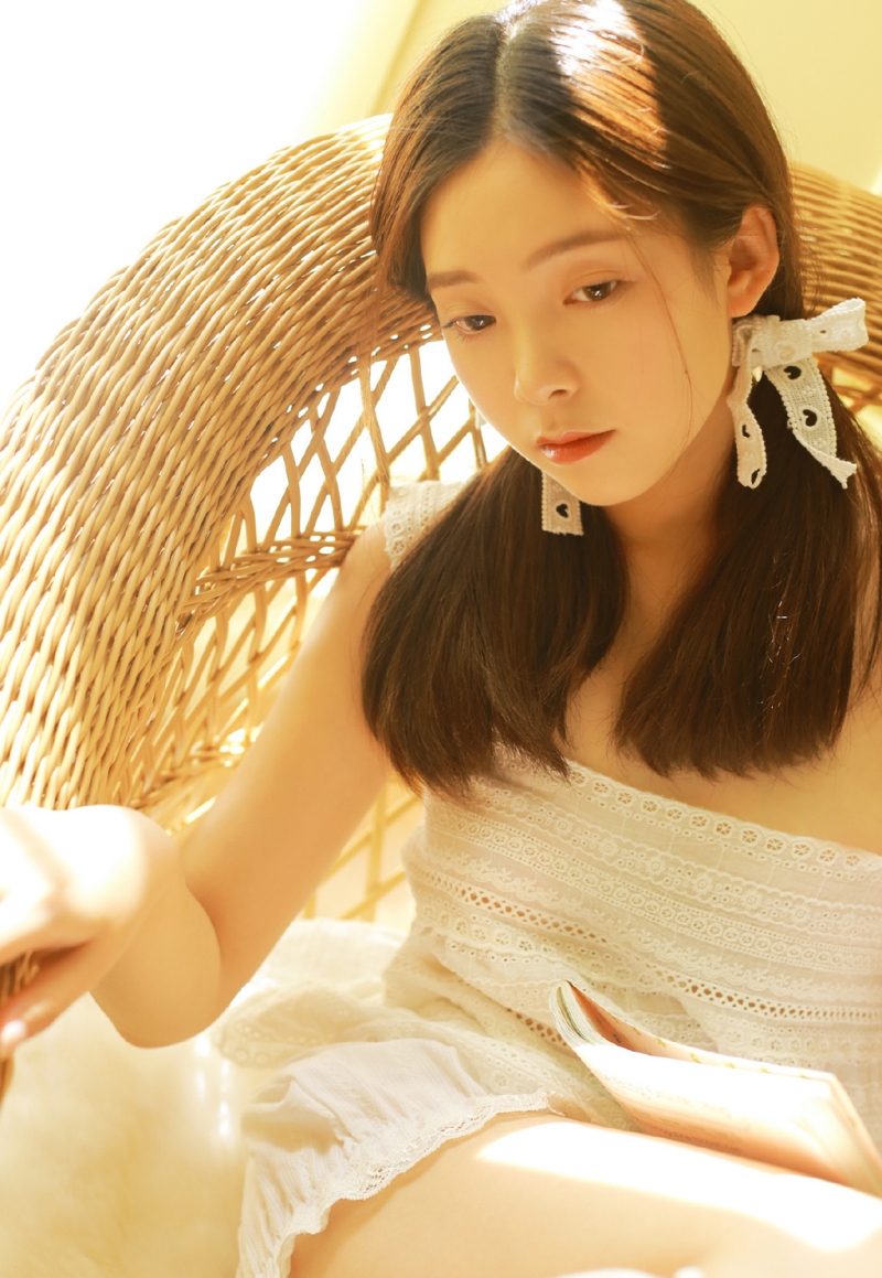 阳光下的美女萝莉白丝美腿图片