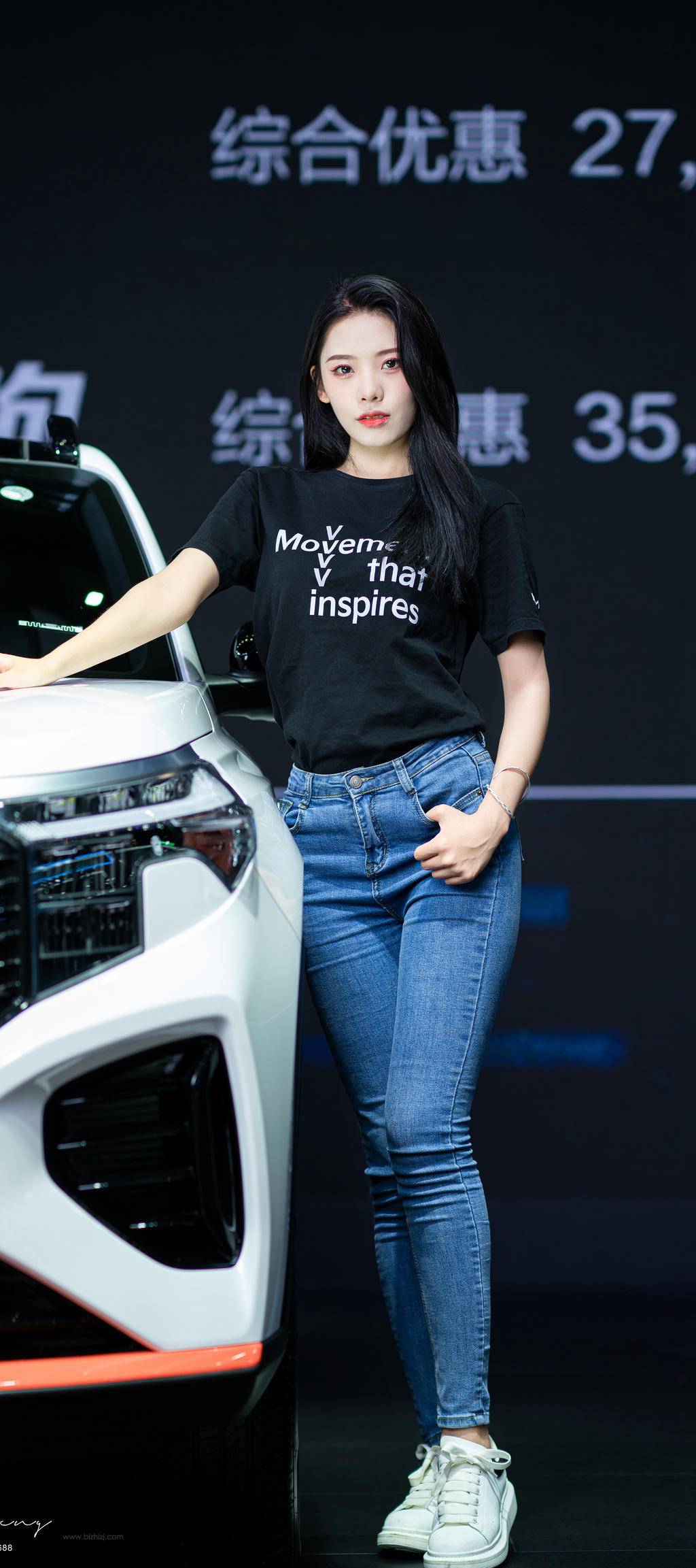 紧身牛仔裤车模性感大长腿套图