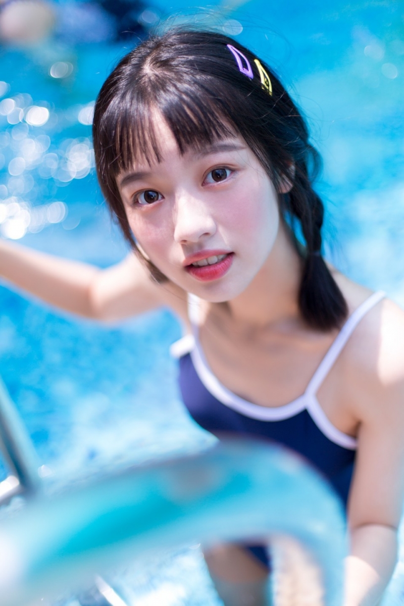 性感少女连体泳衣湿身诱惑私拍