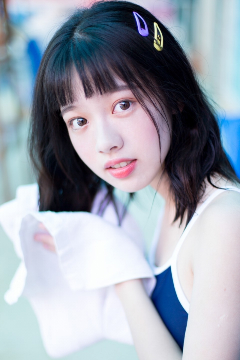 性感少女连体泳衣湿身诱惑私拍