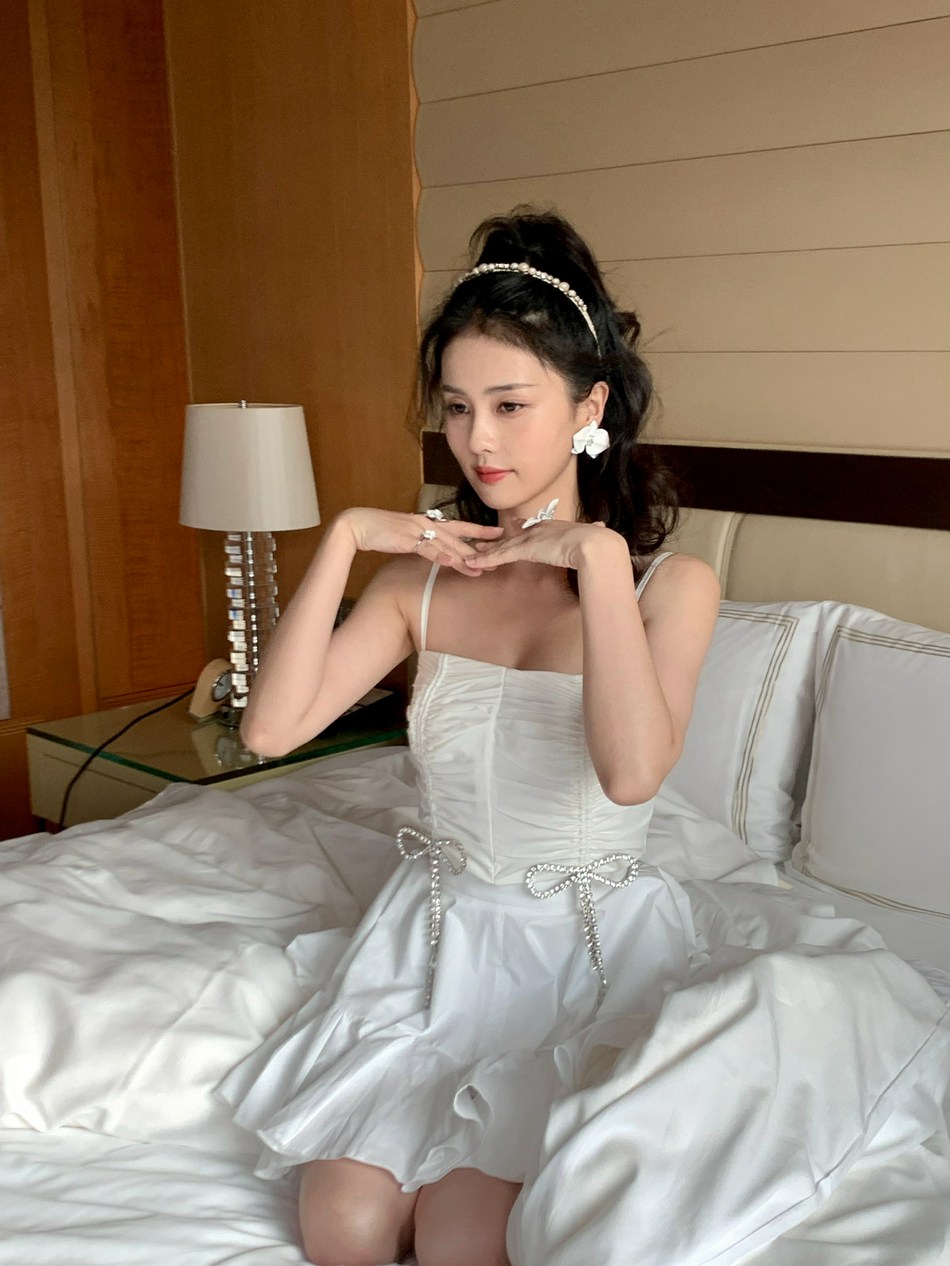 白鹿床上狂凹造型甜美元气写真