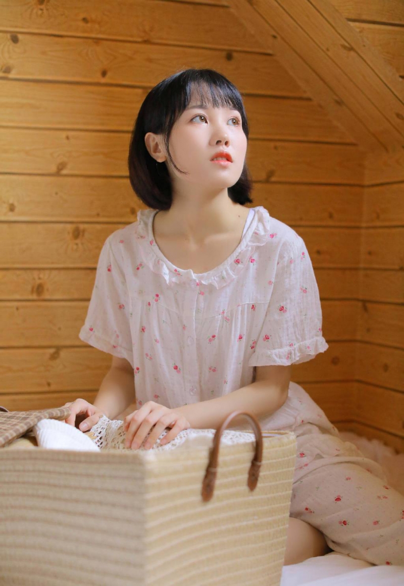 睡衣美女调皮搞怪俏皮可爱写真