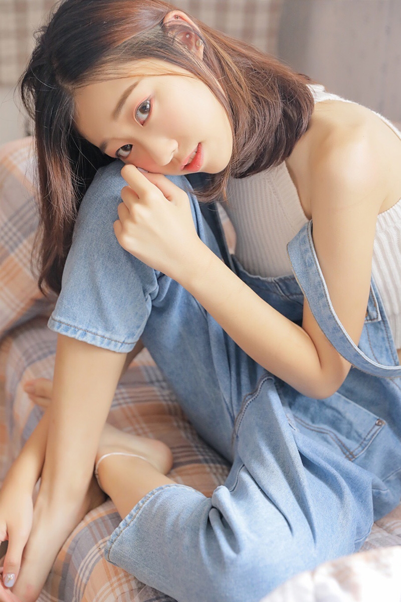 小清新美女背带牛仔裤私房写真