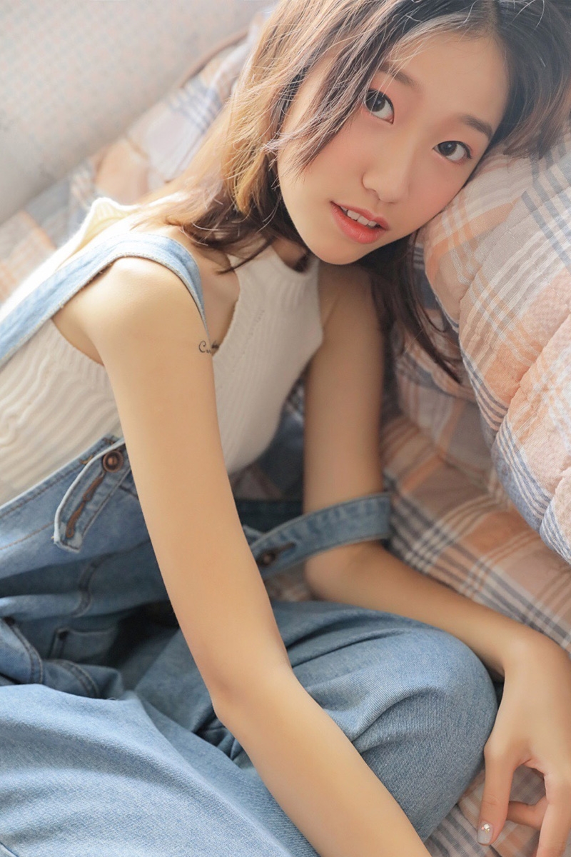 小清新美女背带牛仔裤私房写真