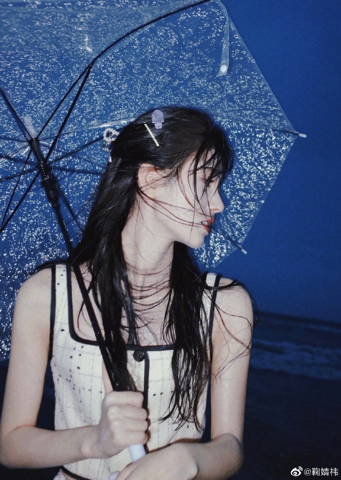 鞠婧t湿发造型又纯又欲海边写真