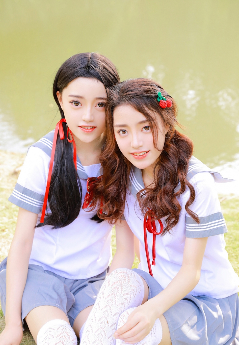 jl制服美女姐妹花白丝美腿图片