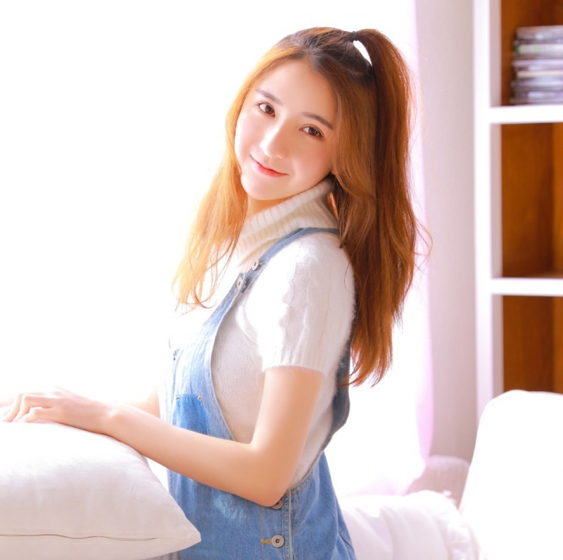 阳光下的金发少女元气满满写真