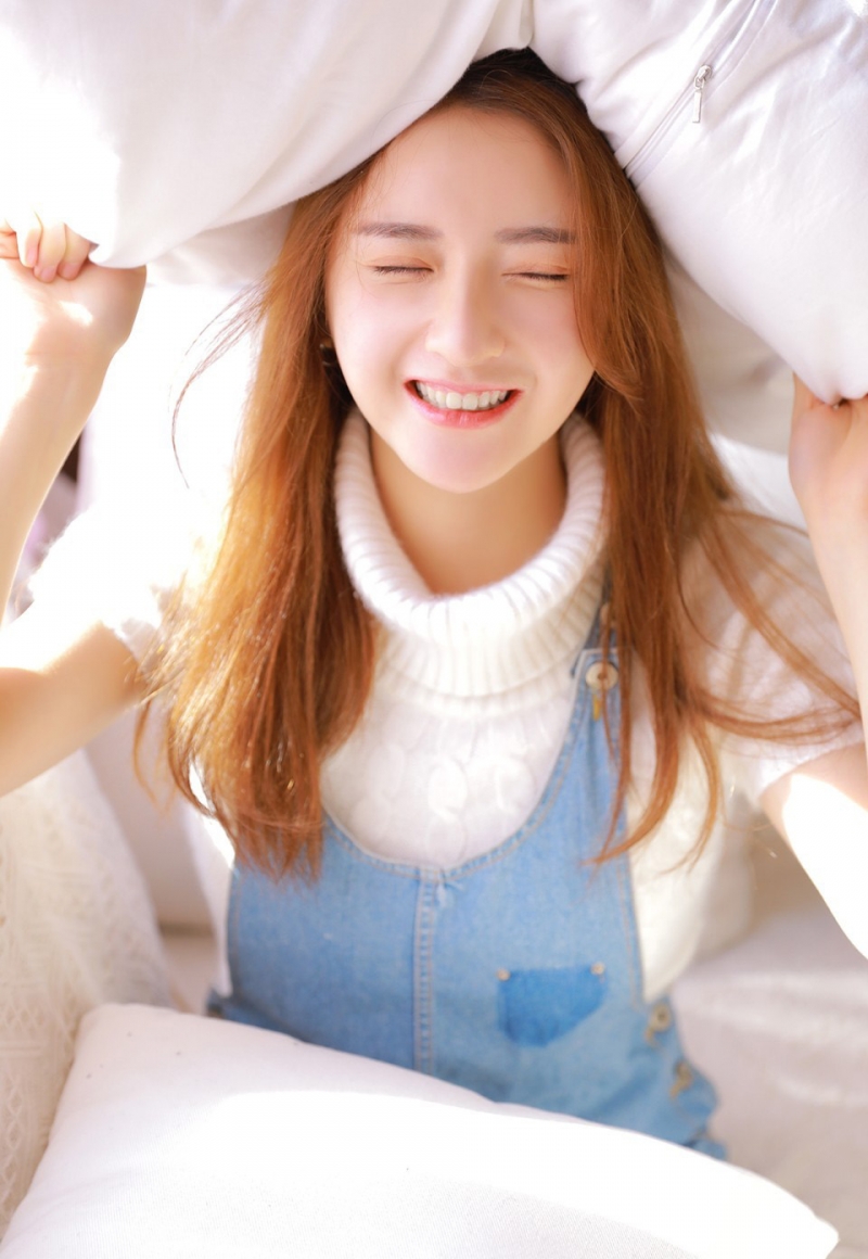 阳光下的金发少女元气满满写真