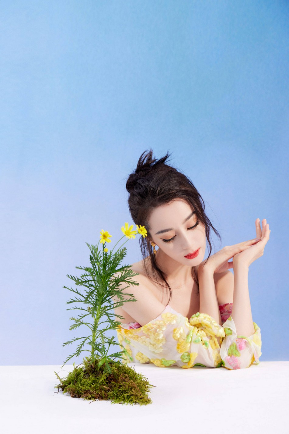 迪丽热巴抹胸碎花曳地长裙写真
